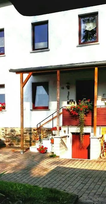-Alirina- Ferienwohnung, 2 Schlafzimmern,Parkplatz Oberkotzau