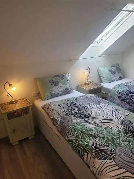 -Alirina- Ferienwohnung, 2 Schlafzimmern,Parkplatz Oberkotzau